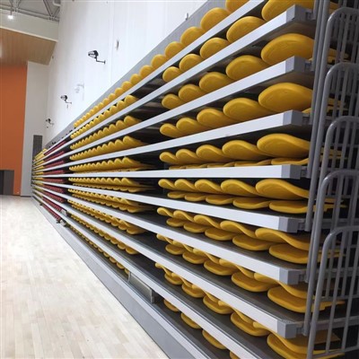 Taga-paigaldatud ülespööratavad-tribüüniistmed